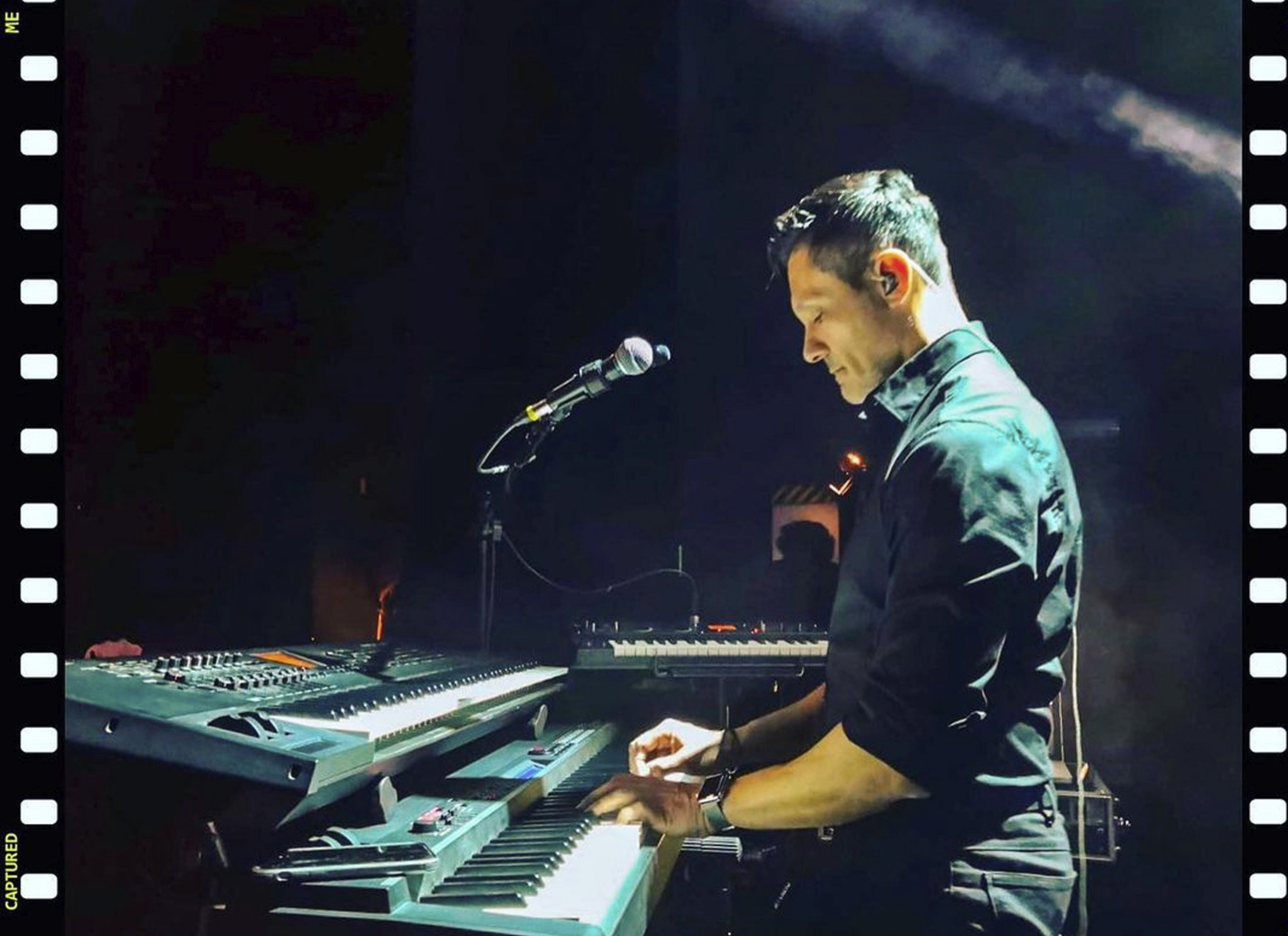 Musicista durante una performance dal vivo alle tastiere
